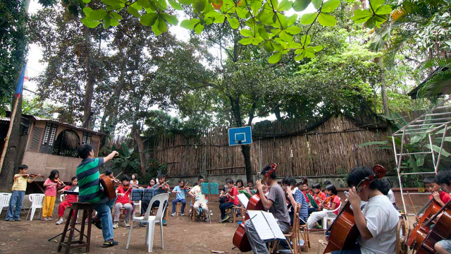 UNDER A BEAUTIFUL CANOPY. The children practice in a natural environment. Photo by Louise Far