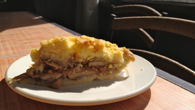 EL IDEAL BAKERY's SIGNATURE guapple pie