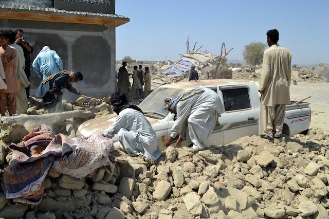 AFTERMATH. People affected by the earthquake sift through the rubble of their destroyed homes in Awaran, Balochistan province, Balochistan province, Pakistan on Sept 25, 2013. Musa Farman/EPA file photo