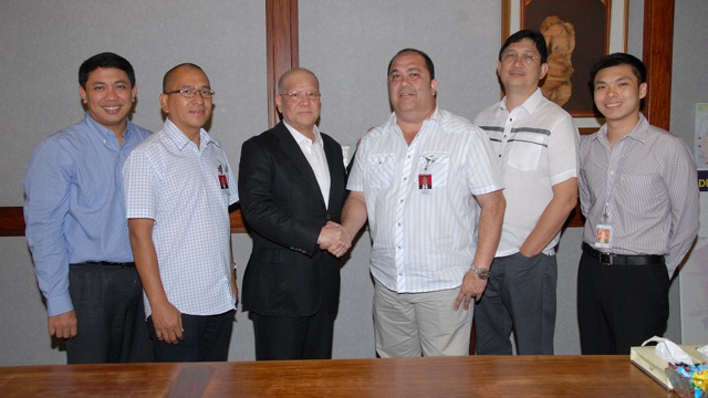 MOA SIGNING. From left: PAL OIC for Domestic Operations-Commercial Group Cesar Chiong, FASAP secretary Ricky Montecillo, PAL President and COO Ramon S. Ang, FASAP President Bob Anduiza, FASAP Vice President Andy Ortega, and PAL OIC for Integrated Operations Control Center Bryan Co. Photo courtesy of PAL