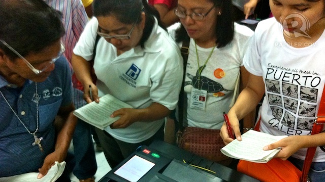 PCOS TEST. Public school teachers in Quezon City gather around a PCOS machine for a test run. Photo by Ace Tamayo/Rappler