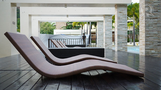 Relaxing area by the pool near the Pico Sands Hotel