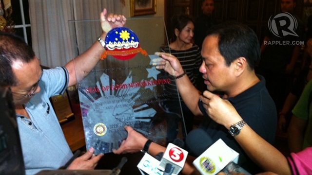 'HIGHLY UNLIKELY.' Cebu Rep Pablo John Garcia says it is unlikely Robredo recommended her sister's suspension after awarding the province with the DILG seal of good housekeeping. Yet the Office of the President said it was Robredo who recommended the suspension. 