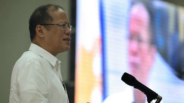 PALACE HAND. President Aquino admits his legal staff is helping Justice Secretary Leila de Lima resolve her disbarment cases to qualify to be Chief Justice. Photo by Malacañang Photo Bureau