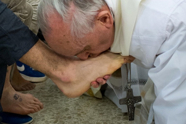 http://static.rappler.com/images/pope-washing-feet-20130329-4.jpg