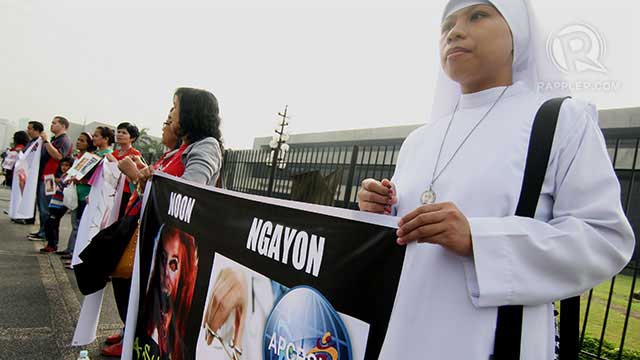 PRO-LIFE. Members of Pro-Life Philippines gather outside the PICC building on Tuesday, January 21 to protest the ongoing conference attended by delegates from different countries . Photo by Jose Del/Rappler