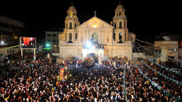 PHILIPPINES, Manila : A sea of Catholic devotees jostle for position as they try to touch the life-size statue of the Black Nazarene as it arrives at the Quiapo Church during the annual procession in honor of the centuries-old icon of Jesus Christ in Manila on January 9, 2013. Masses of Catholic devotees swept through the Philippine capital on January 9, in a spectacular outpouring of passion for a centuries-old icon of Jesus Christ that many believe can perform miracles. AFP PHOTO/NOEL CELIS