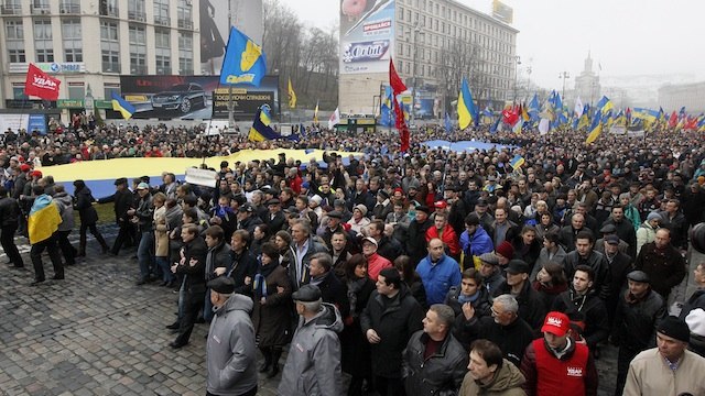 RALLY PRO-UE.  Warga Ukraina berbaris saat protes massal anti-pemerintah di pusat kota Kiev, Ukraina, 24 November 2013. File foto oleh Sergey Dolzhenko/EPA