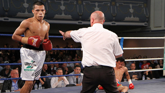 READY TO RUMBLE. Petalcorin, shown knocking out Samransak Singmanasak in November, will fight Panamanian Walter Tello with plenty at stake. Photo courtesy Peter Maniatis