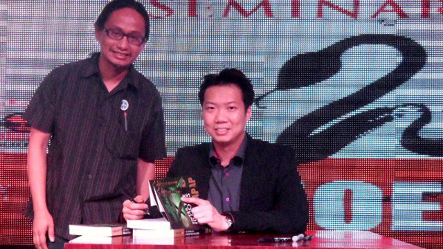 MENTOR AND STUDENT. Feng shui master Joey Yap (sitting) with Resti Santiago. Photo by Edel Santiago
