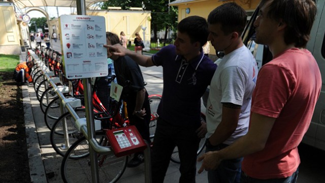 BIKE-SHARING. People look at a bicycle rental stand in Moscow, on May 30, 2013. Moscow’s first round-the-clock bicycle rental stands will start operating June 1, Moscow’s Department of Transportation said last week. AFP Photo / Andrey Smirnov