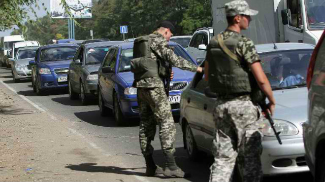 TROOPS. Ukrainian troops stop cars at a checkpoint as people flee the southern Ukrainian city of Mariupol in the Donetsk region amid fears of an offensive by pro-Russian militants on August 30, 2014. Photo by Anatolii Boiko/AFP