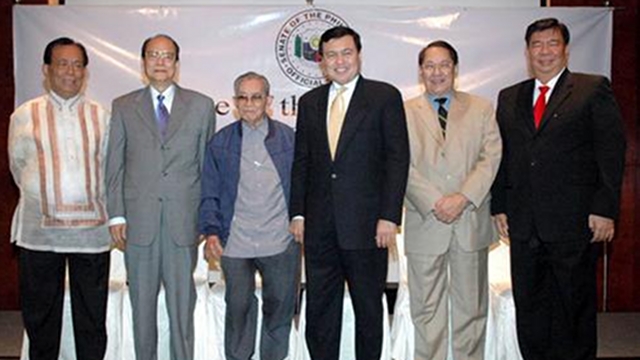 PRESIDEN SENAT.  Salonga (ketiga dari kiri) berfoto bersama sesama mantan pemimpin Senat Aquilino Pimentel Jr, Ernesto Maceda, Manny Villar, Edgardo Angara dan Franklin Drilon pada tahun 2006. File foto dari situs Senat