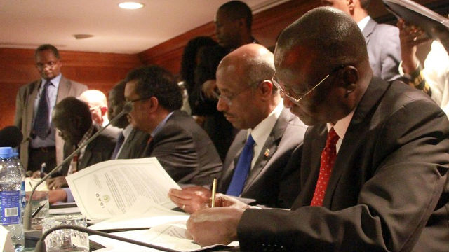 CEASEFIRE. South Sudanese politician Taban Deng Gai, envoy Seyoum Mesfin, Ethiopian Foreign Minister Tedros Adhanom, Sudan People's Liberation Movement member Nhial Deng Nhial, and Chief mediator Lazaro Sumbeiywo sign a ceasefire agreement on Jan 23, 2014. File photo by AFP/STR