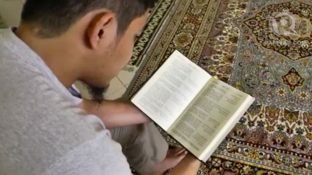 COMMITMENT. Filipinos continue to practice Ramadan, whether in the Philippines or in another country. File photo/Rappler