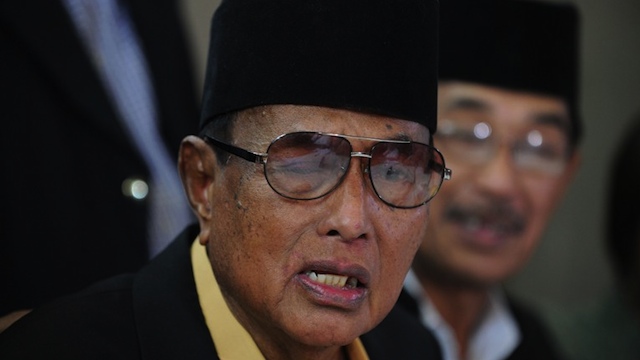 CEASEFIRE ANNOUNCED. The self-proclaimed Sultan of Sulu Jamalul Kiram III (L) reacts after his spokesman Abraham Idjirani (R) announced that he is ordering his followers in the Malaysian state of Sabah to declare a ceasefire at his home in Manila on March 7, 2013. AFP PHOTO / JAY DIRECTO