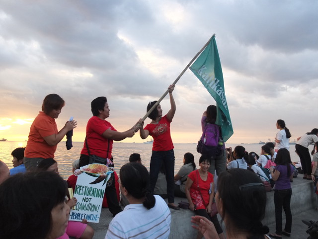 SAVE THE BAY. Environmental advocates wave their flags against the Gold Coast reclamation