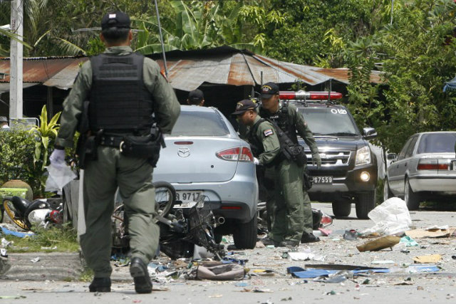 PATTANI BLASTS. Members of the bomb squad inspects the site of bomb blast, detonated by suspected separatist militants at the clock tower intersection in Pattani town on February 17, 2013. Photo by AFP