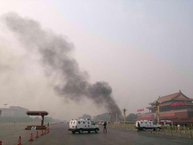 TRAGIC ACCIDENT. Police cars block off the roads leading into Tiananmen Square as smoke rises into the air after a vehicle crashed in front of Tiananmen Gate in Beijing on October 28, 2013. Photo by AFP