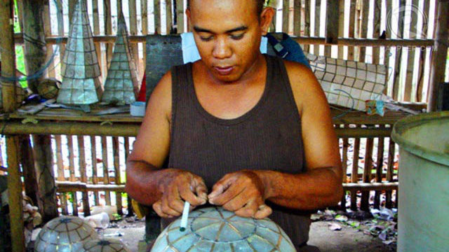 BUSY CRAFTSMAN. A local crafting capiz decor in Roxas City, Capiz