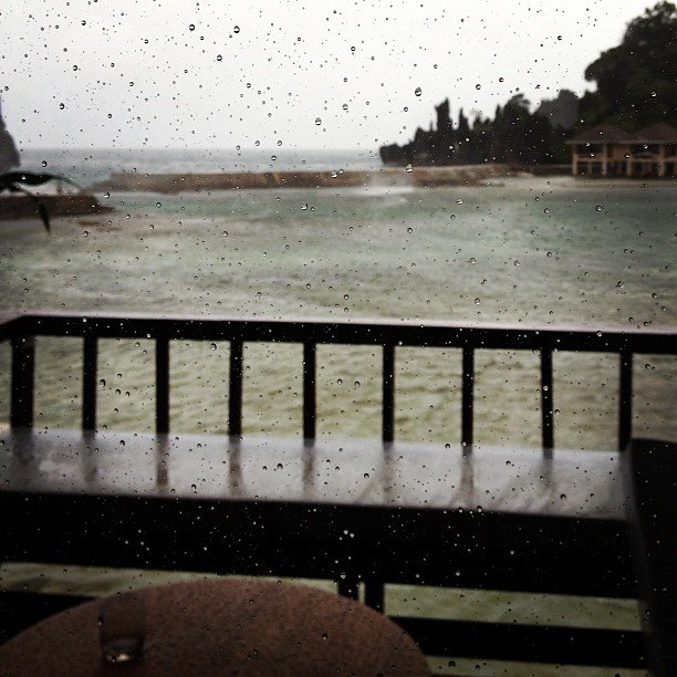 Typhoon Pablo now threatens El Nido WET PARADISE. El Nido Lagen Island tourist Ramon Osmena (@monosmena) tweeted this picture on December 5. "Too much rain over paradise," he says