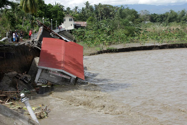 DEVASTATION. A barangay hall swept by winds caused by typhoon Yolanda in Iloilo. Photo by AFP/Tara Yap