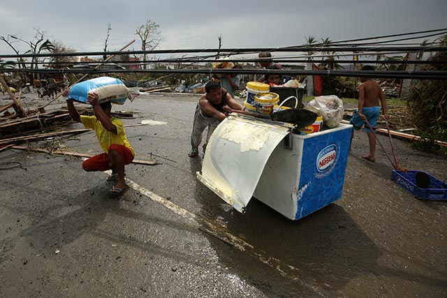 ANARCHY. People started entering stores and homes just to get food, appliances, or anything they could get hold of to survive the day. Photo by EPA/Francis Malasig