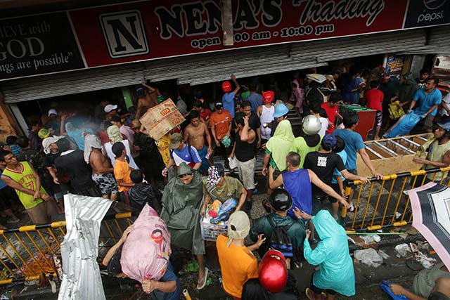 RAMPANT. Looting has become widespread in typhoon-hit Tacloban City after delays in the delivery of relief goods by the national government. EPA file photo by Edwin Malasig