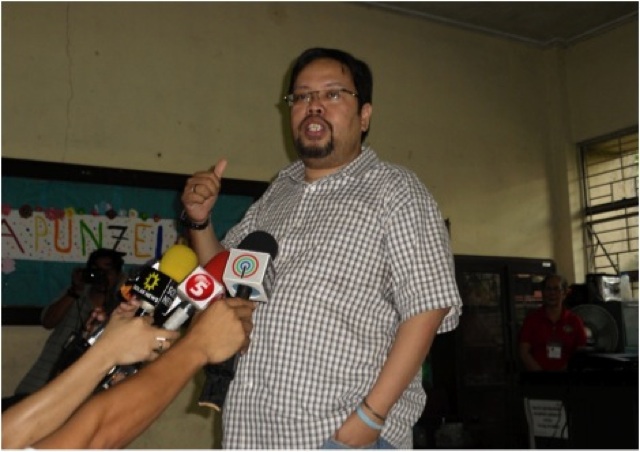EXPLANATION. Comelec's James Jimenez explains to the media about contingency PCOS machines. Photo by Raisa Serafica