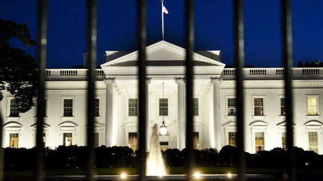 GOVERNMENT STALLED. The White House is seen at dusk in Washington, DC, September 30, 2013. AFP/Saul Loeb