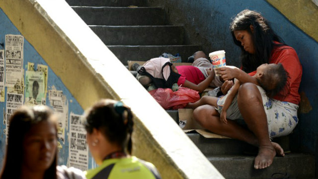 POOR MOTHERS. Some mothers have difficulties getting gainful employment, while also fulfilling their family duties. Photo by Noel Celis/AFP