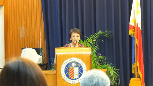 'LIKE A FIRST KISS.' Marites Vitug tells the audience about her experiences with lawsuits