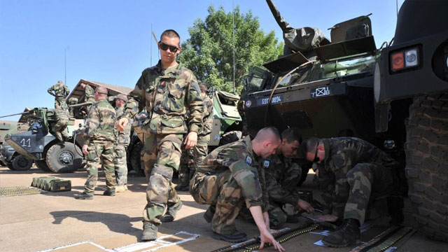 French soldiers prepare ammunitions on January 16, 2013 at a military airbase in Bamako before his regiment's deployment as part of the "Serval" operation against Islamists occupying northern Mali. AFP PHOTO / ISSOUF SANOGO
