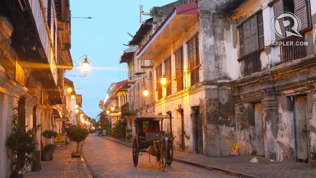 WAKING UP. Calle Crisologo looks magical in the early hours of the morning. All photos by Pia Ranada/Rappler