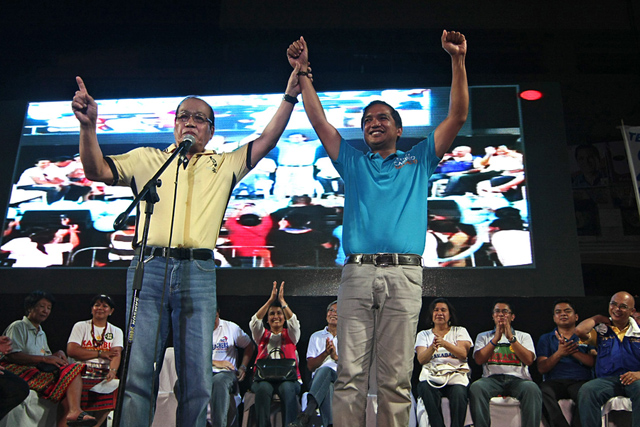 'PNOY' FOR TEDDY. Comedian-impersonator Willie Nepomuceno endorses Teddy Casiño. 