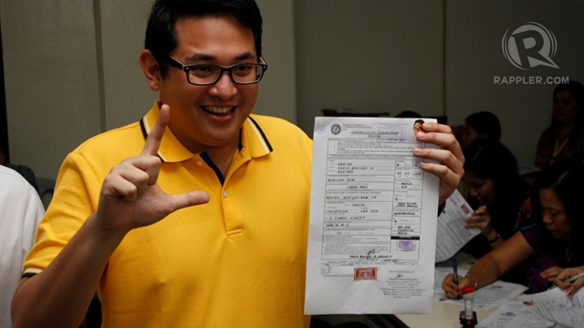 PNOY'S COUSIN. Bam Aquino files his certificate of candidacy at the Comelec. Photo by Don Regachuela
