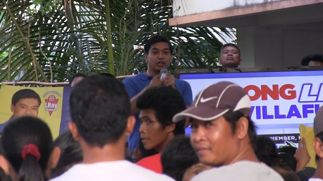 ARROYO SPY. Gov LRay Villafuerte points to Rappler's camera and accuses it of being his opponent, Rep Dato Arroyo's spy. Photo by RAPPLER