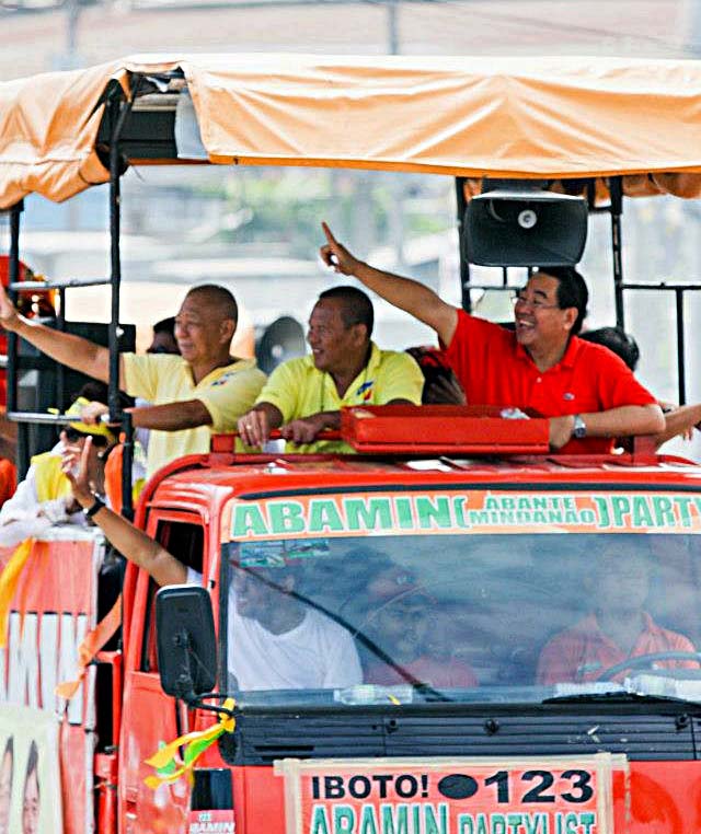 TEAM CDO: unified ticket, Klarex Uy(left), Oscar Moreno(center) and Rufus Rodriguez(right) in a motorcade around the city. Photo taken from Moreno's facebook page